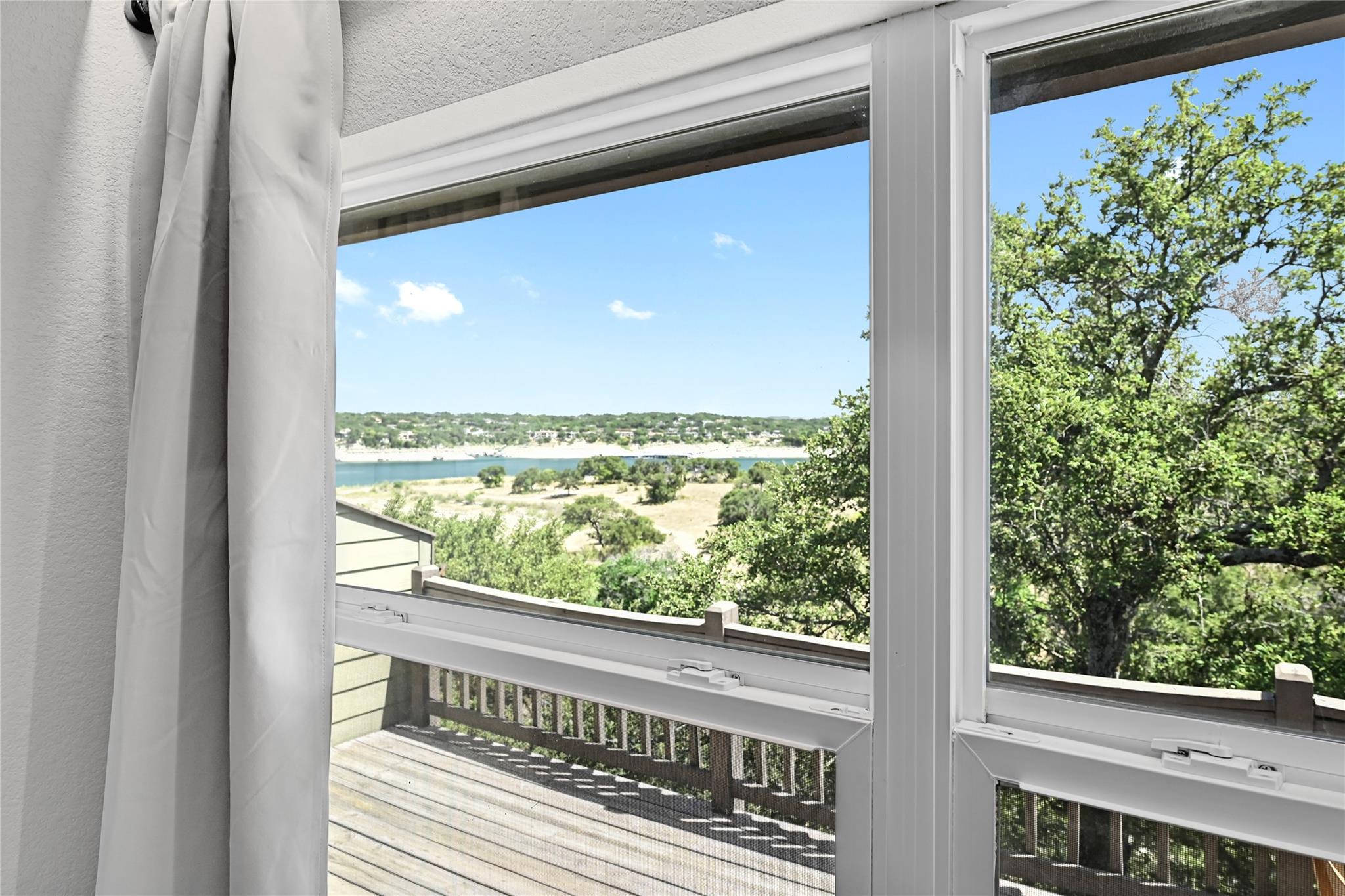 225 Comanche Ln, Point Venture, TX 78645