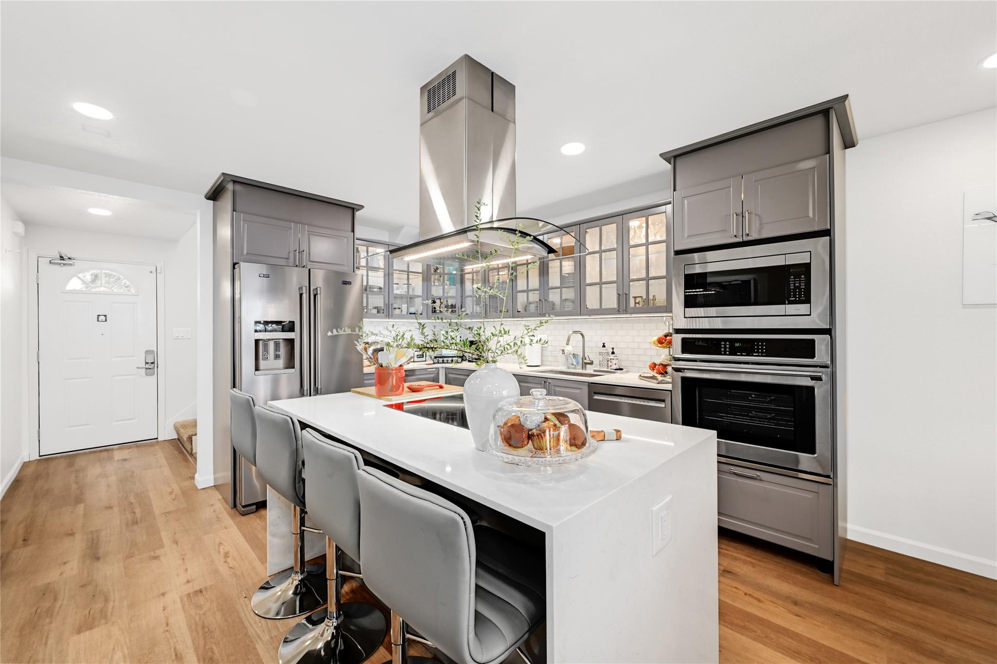 225 Comanche Ln, Point Venture, TX 78645