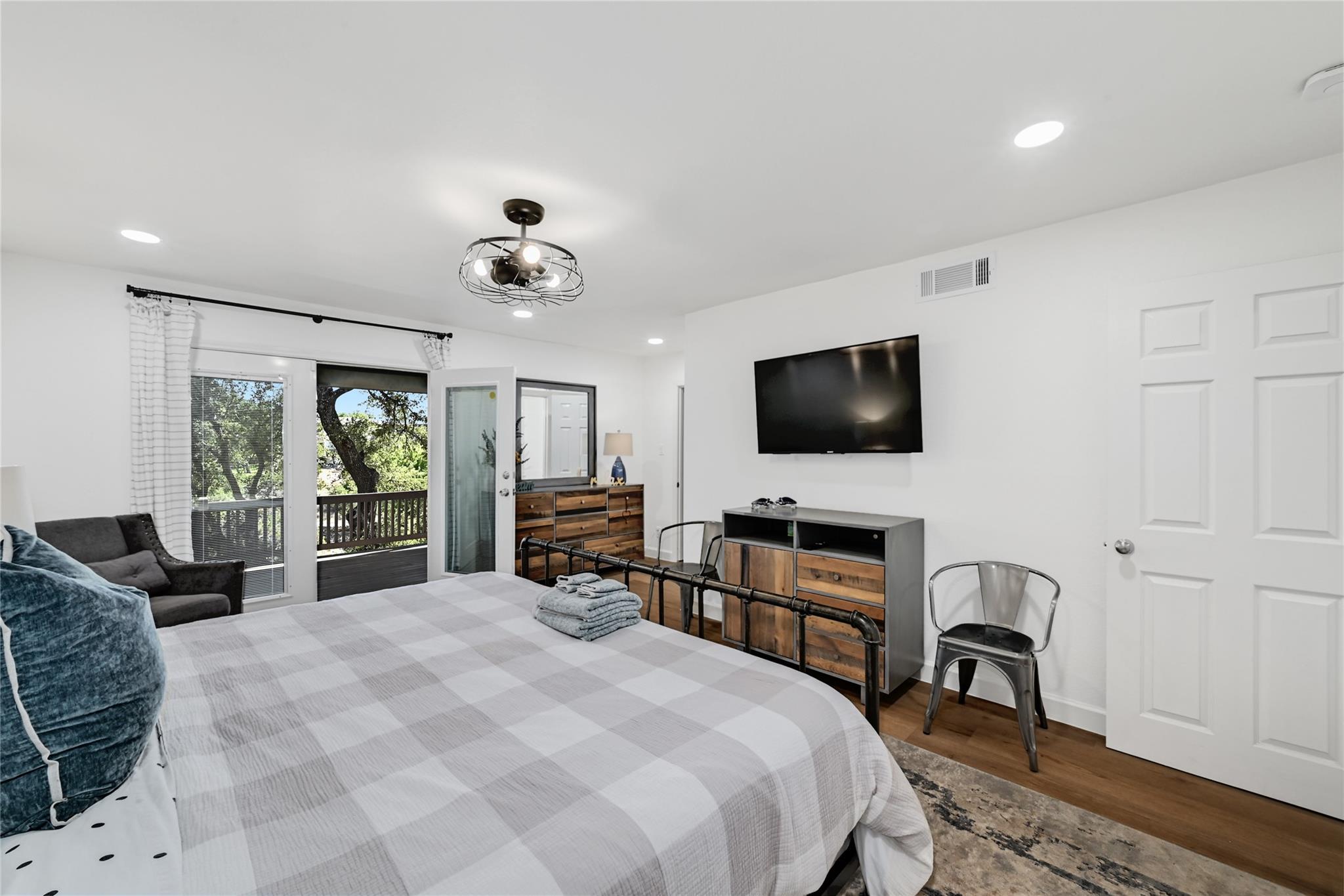 225 Comanche Ln, Point Venture, TX 78645