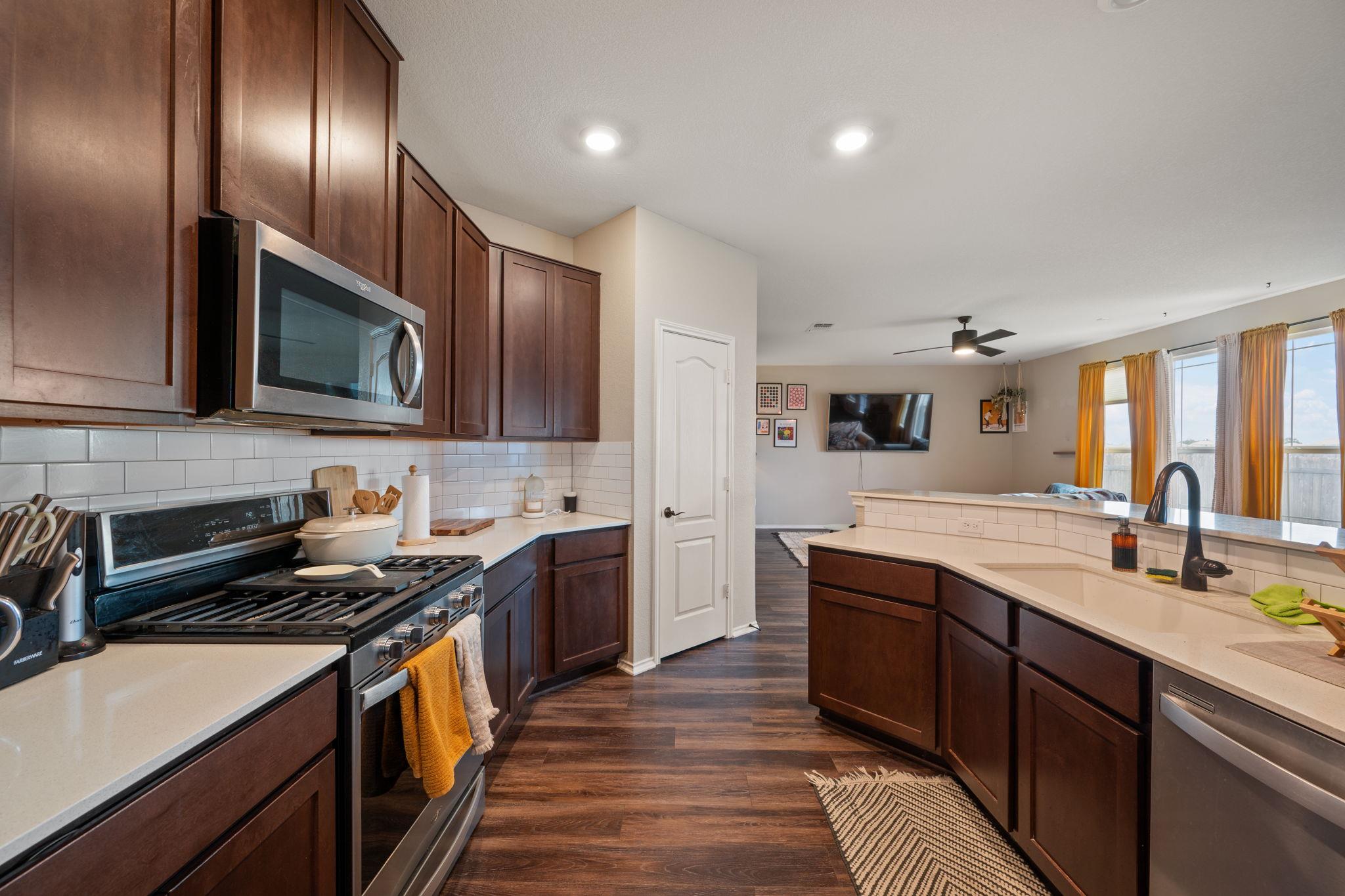 325 Fort William St, Hutto, TX 78634