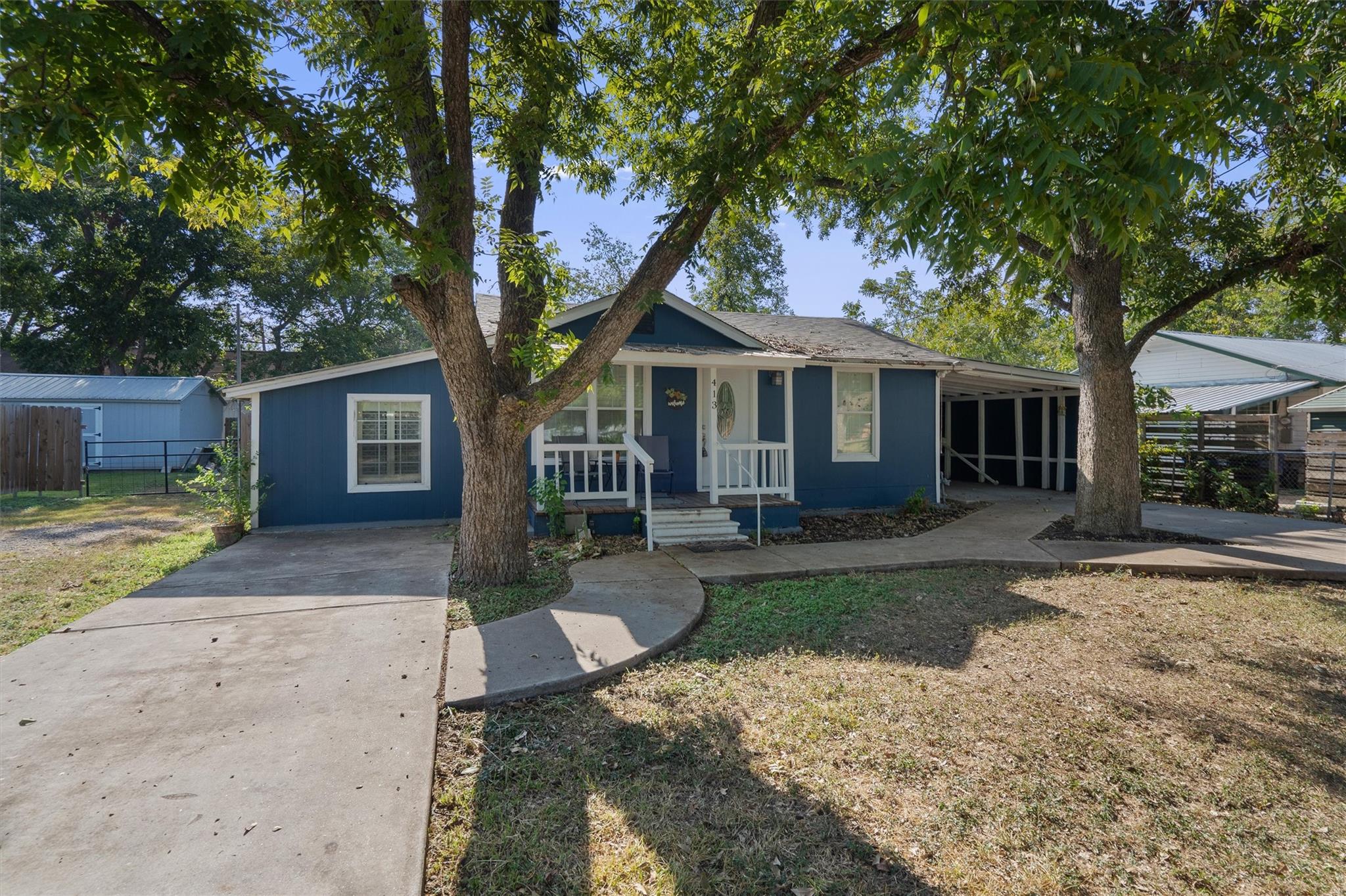 413 E 7th St, Elgin, TX 78621