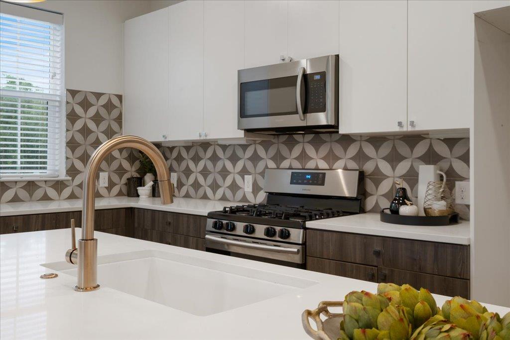 2624 Metcalfe Rd # 10, Austin, TX 78741