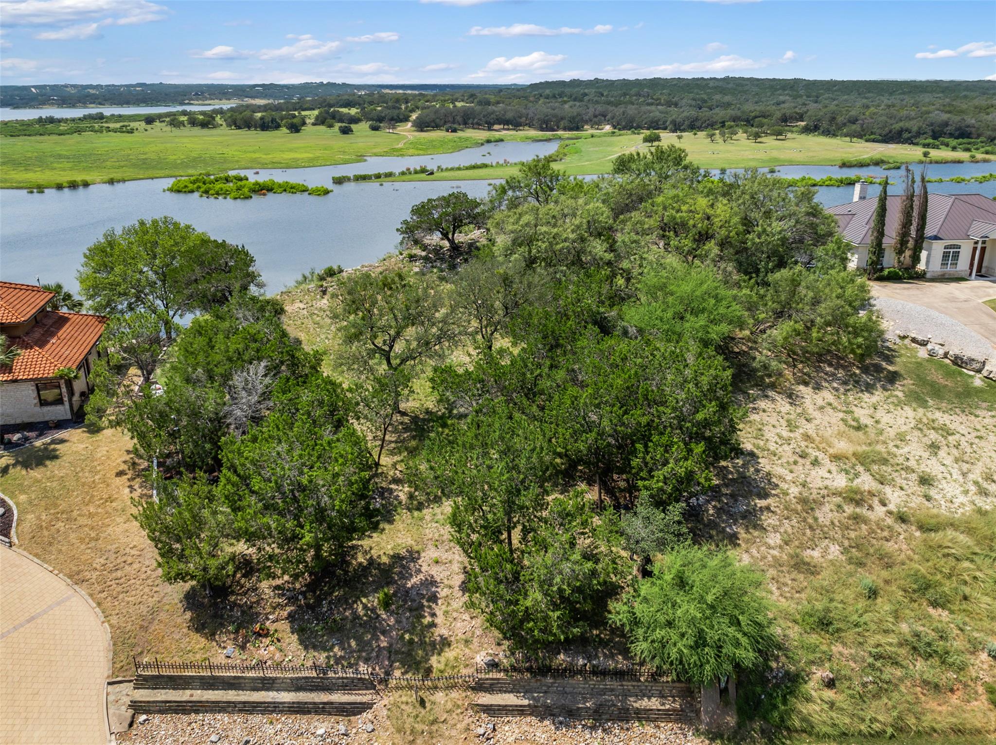 335 Harbor Dr, Spicewood, TX 78669