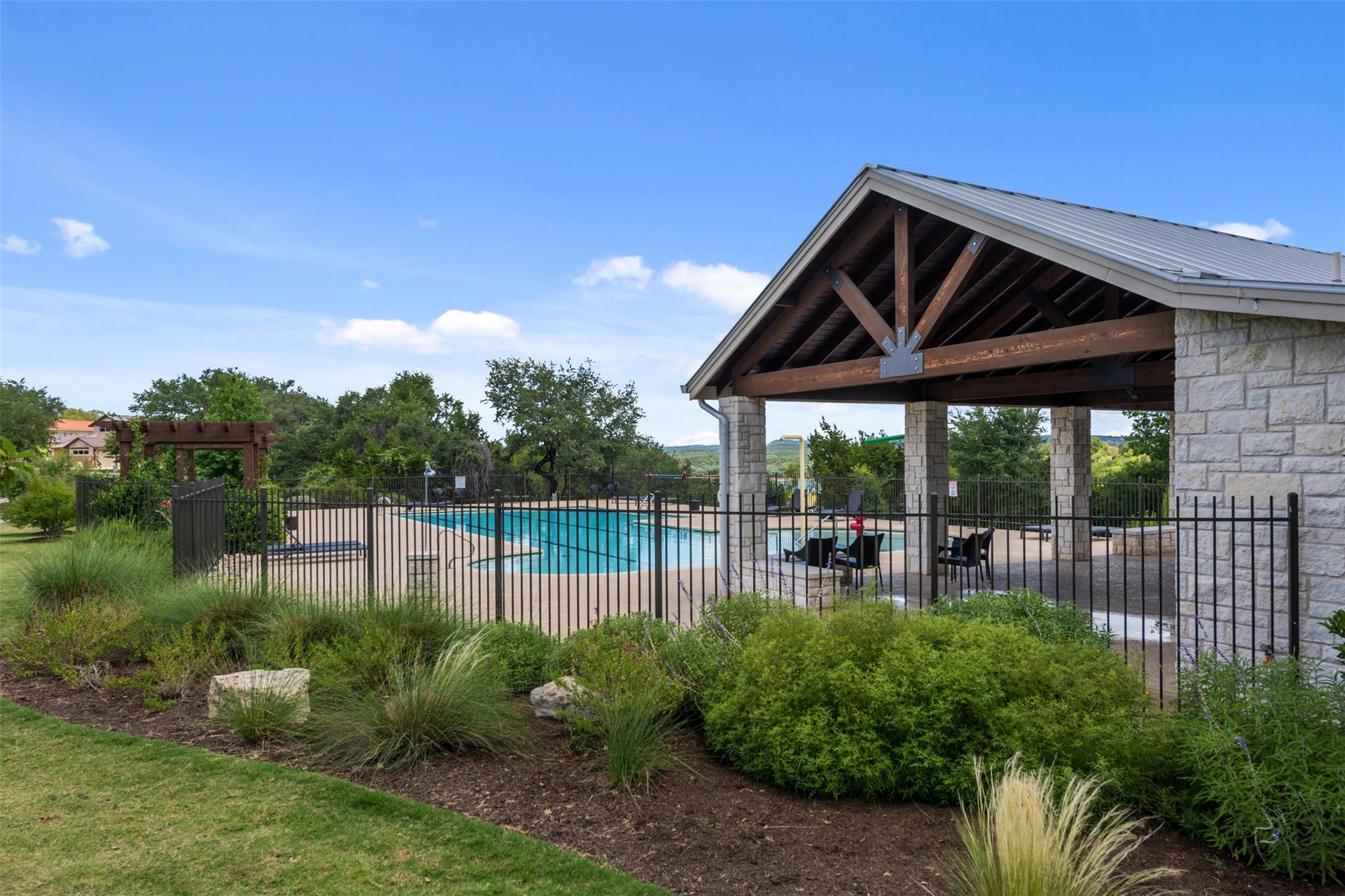 335 Harbor Dr, Spicewood, TX 78669