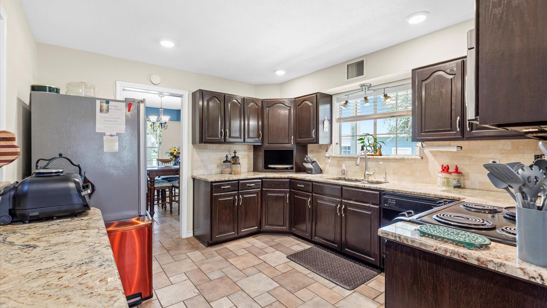 689 Abels Way, Canyon Lake, TX 78133