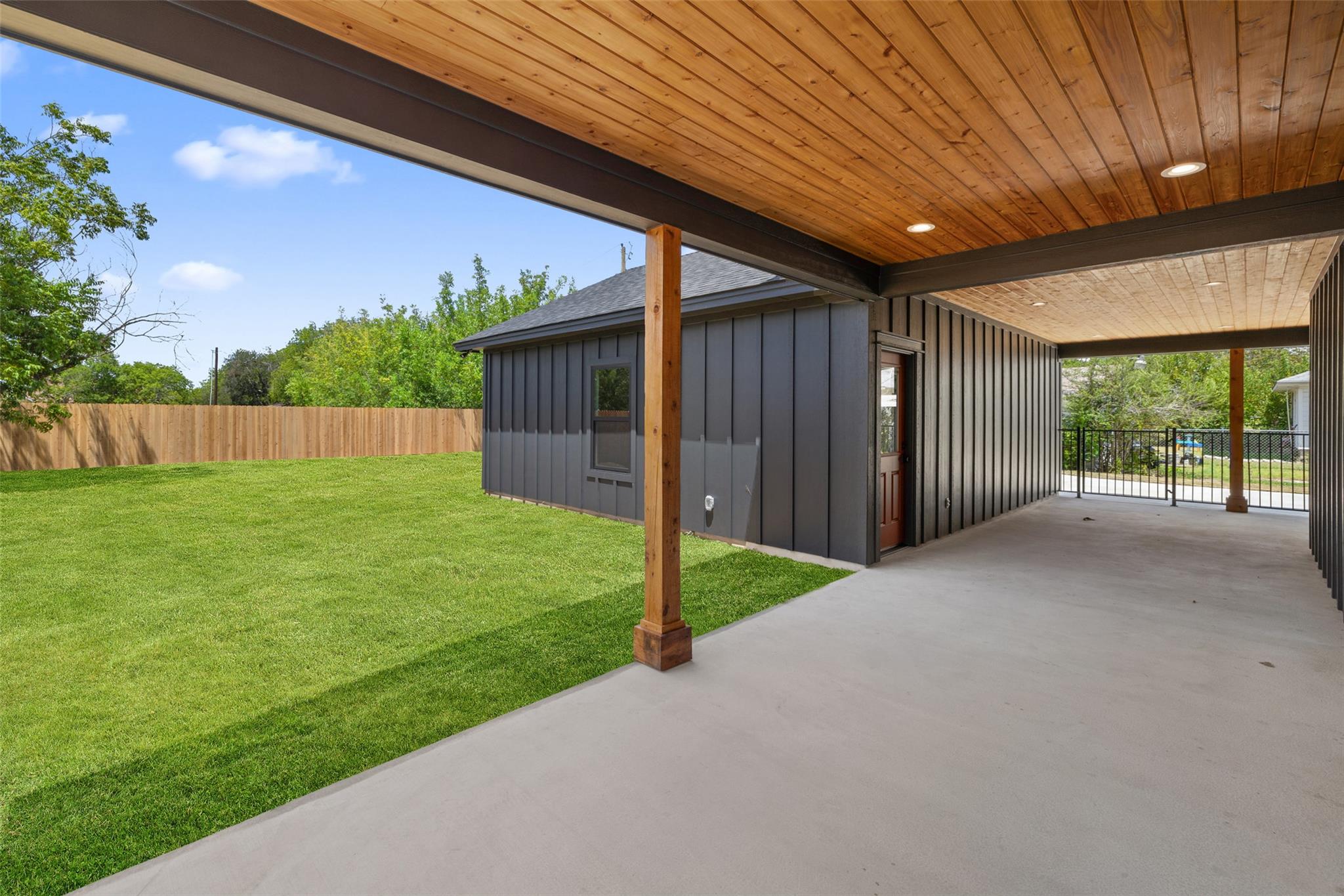 705 Sloan St, Taylor, TX 76574