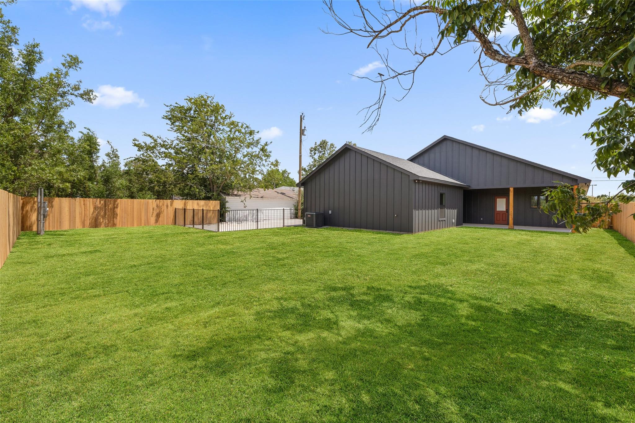 705 Sloan St, Taylor, TX 76574