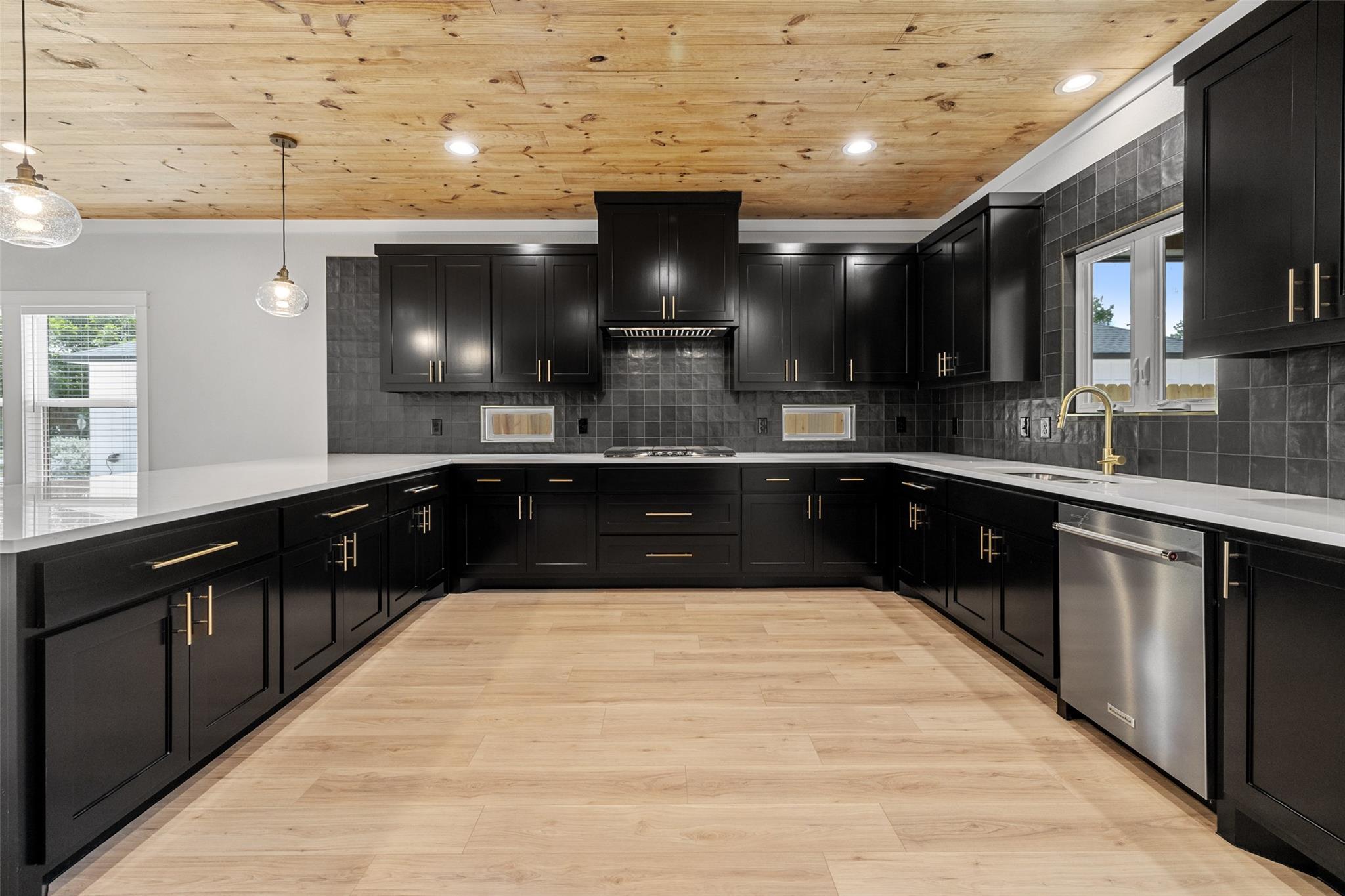 705 Sloan St, Taylor, TX 76574