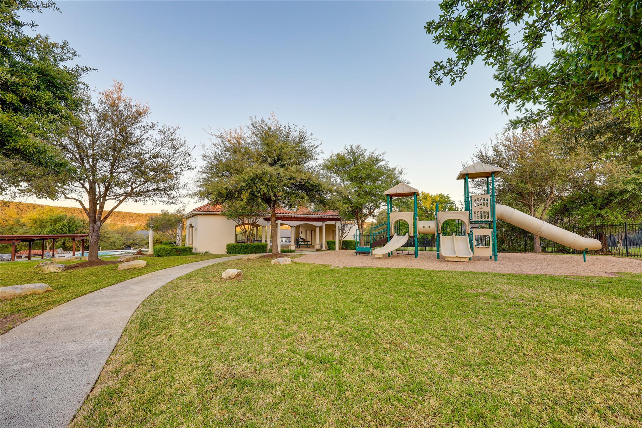 2116 Demona Dr, Austin, TX 78733