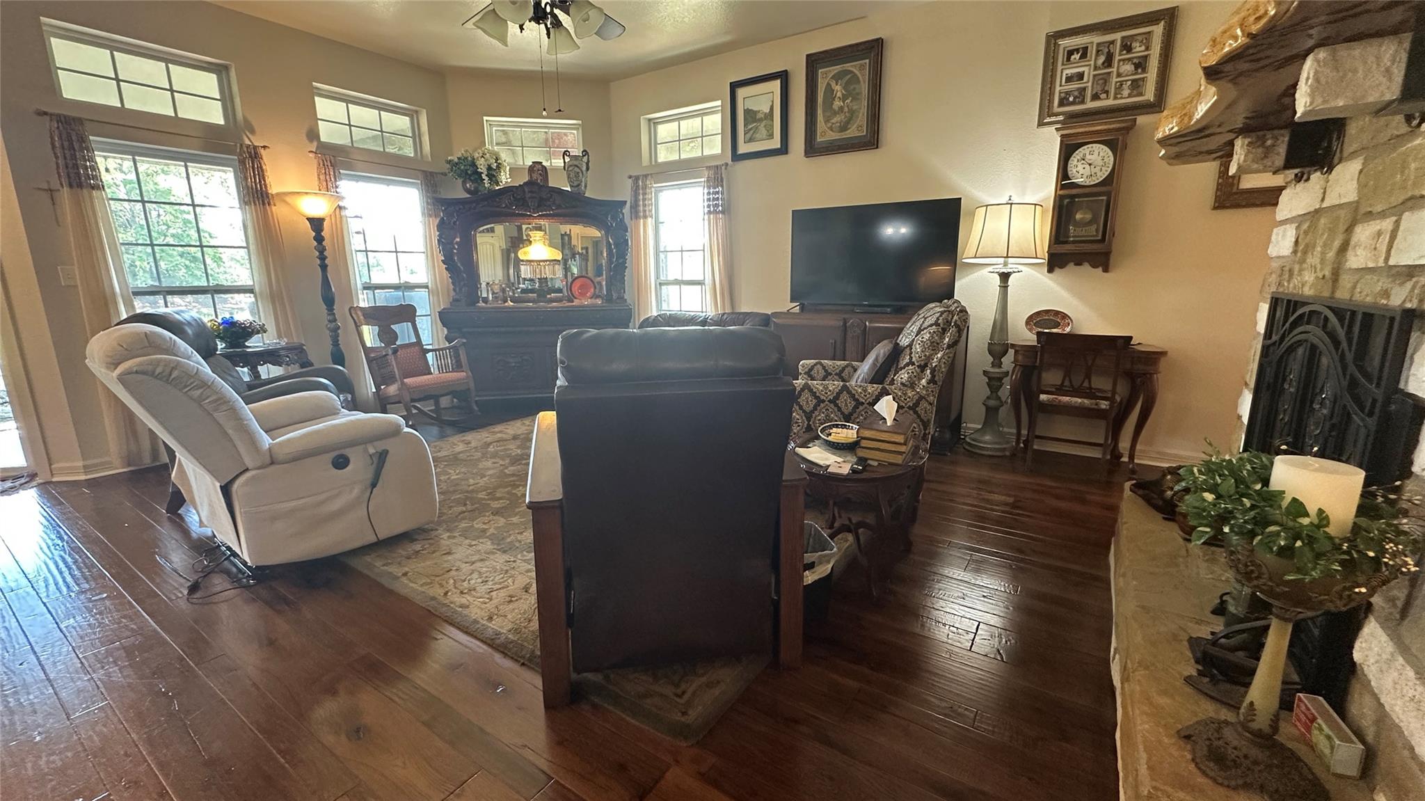 213 Joe Cole Ln, Smithville, TX 78957