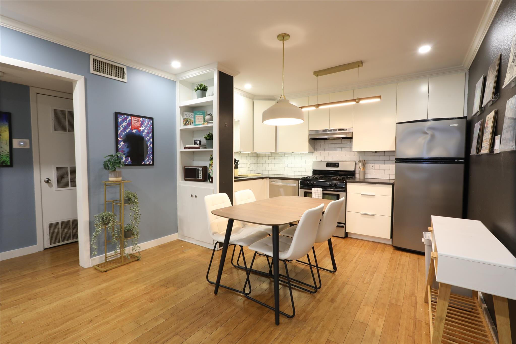 1304 Summit St # 209, Austin, TX 78741