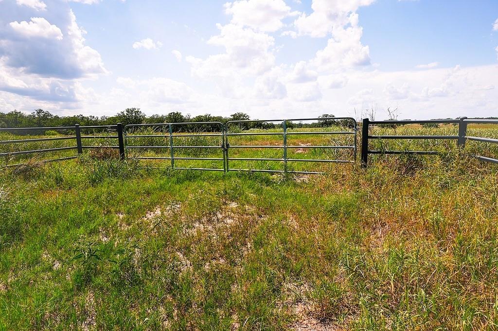 4810 Burke Rd, Flatonia, TX 78941