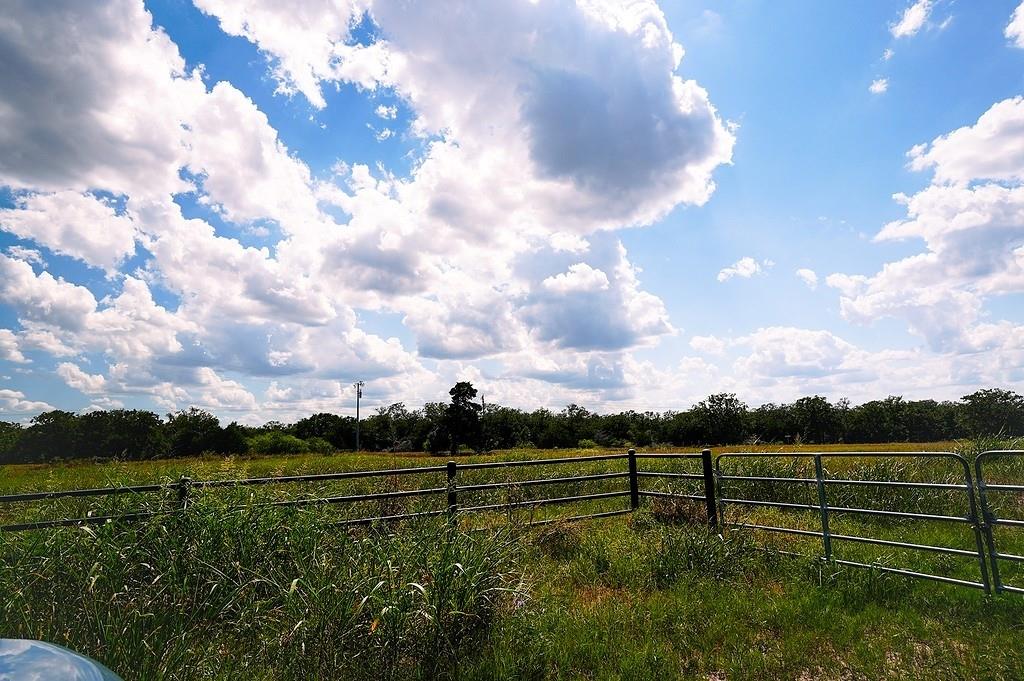 4810 Burke Rd, Flatonia, TX 78941