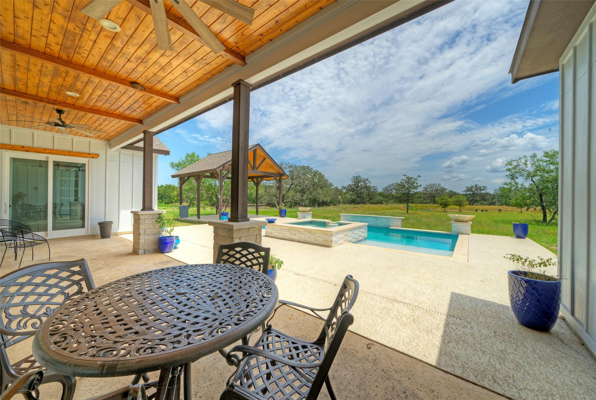 000 Patterson Ave, Flatonia, TX 78941