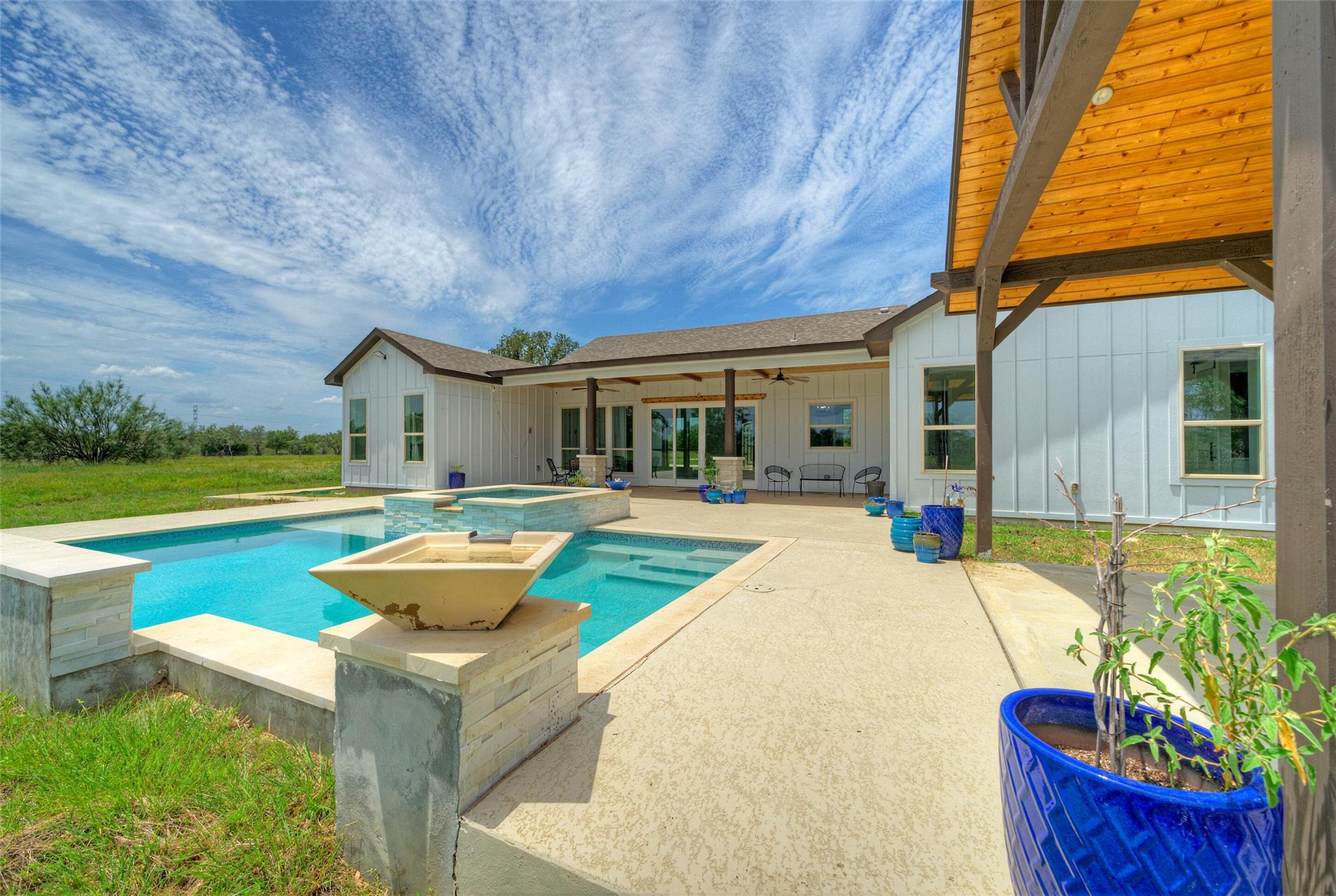 000 Patterson Ave, Flatonia, TX 78941