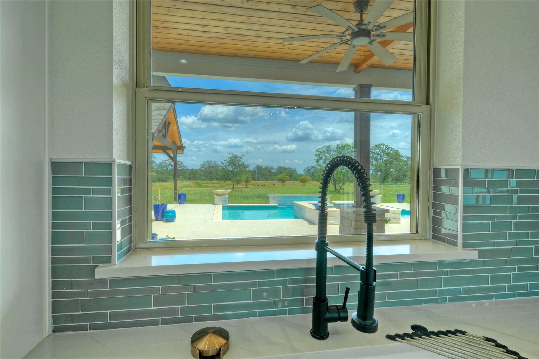 000 Patterson Ave, Flatonia, TX 78941