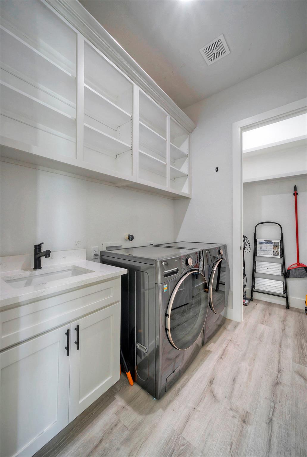 000 Patterson Ave, Flatonia, TX 78941