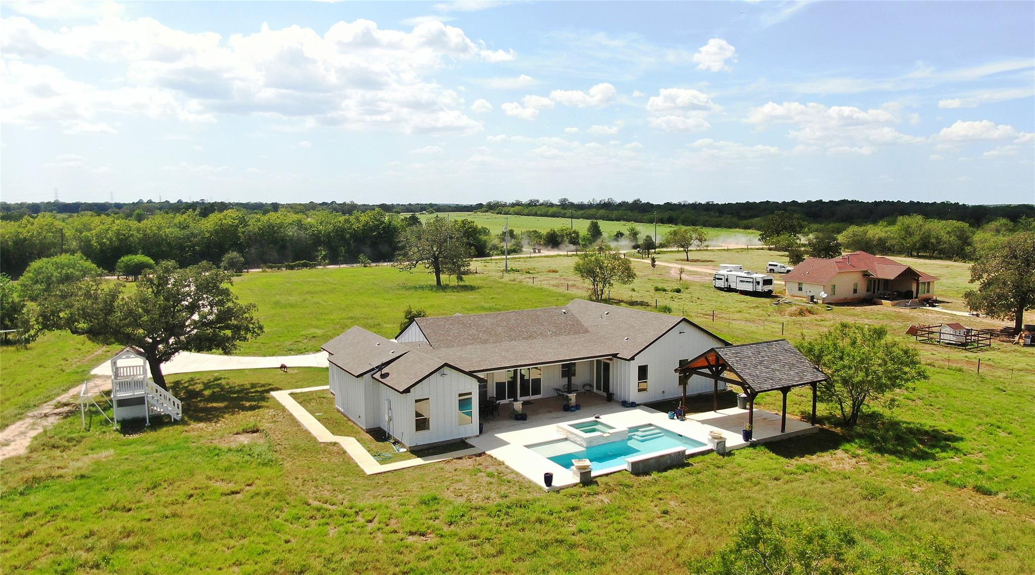 000 Patterson Ave, Flatonia, TX 78941