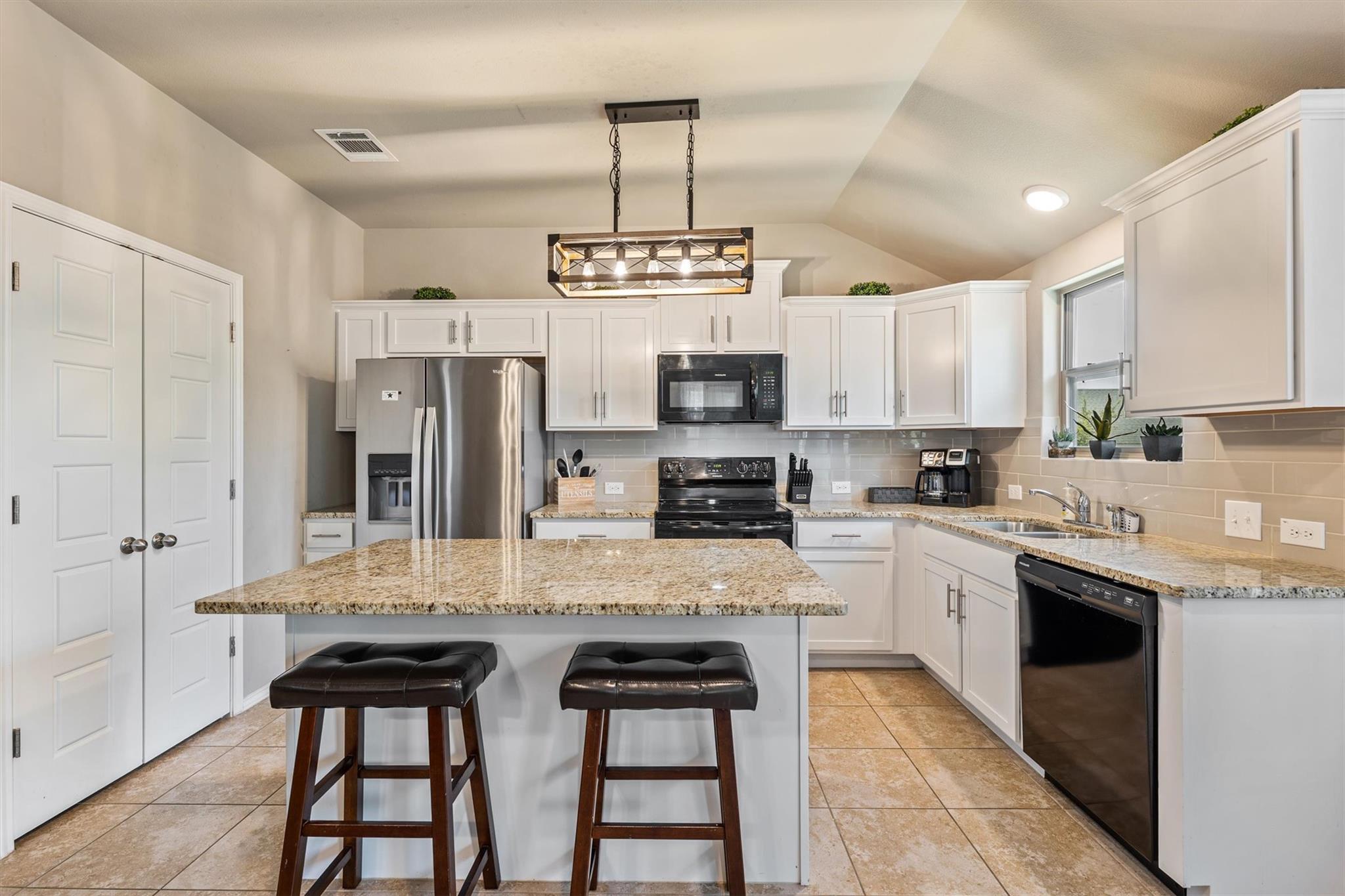 106 E Pine Dr, Granite Shoals, TX 78654