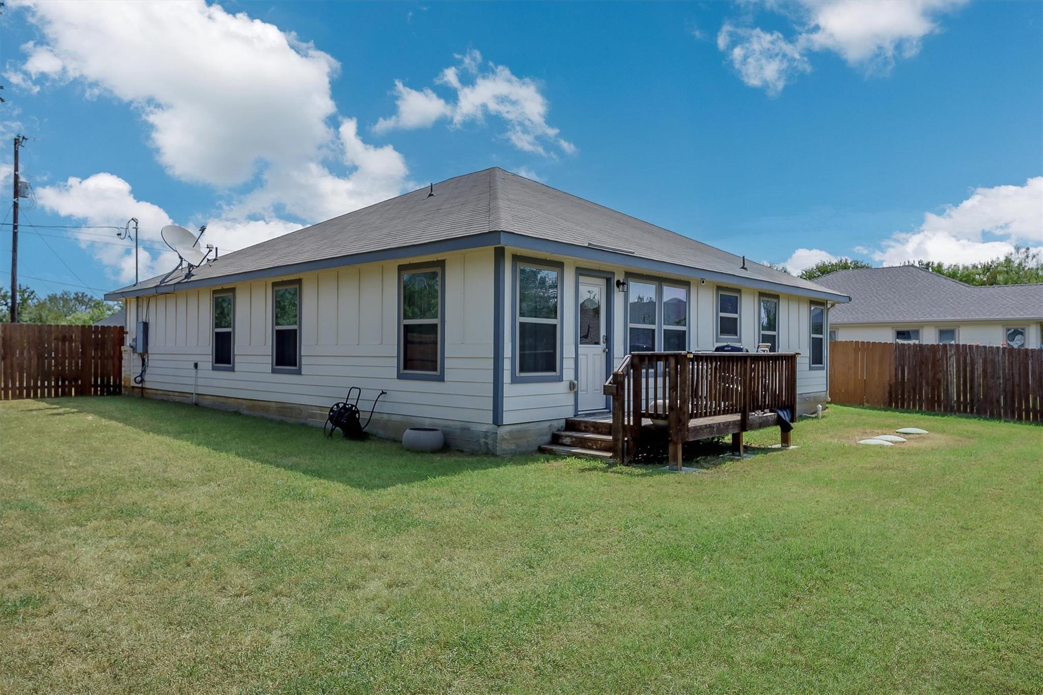 106 E Pine Dr, Granite Shoals, TX 78654