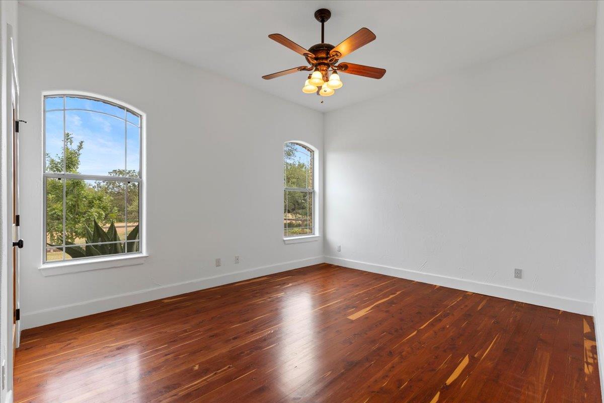 189 Sandy Creek Ranch Dr, Smithville, TX 78957