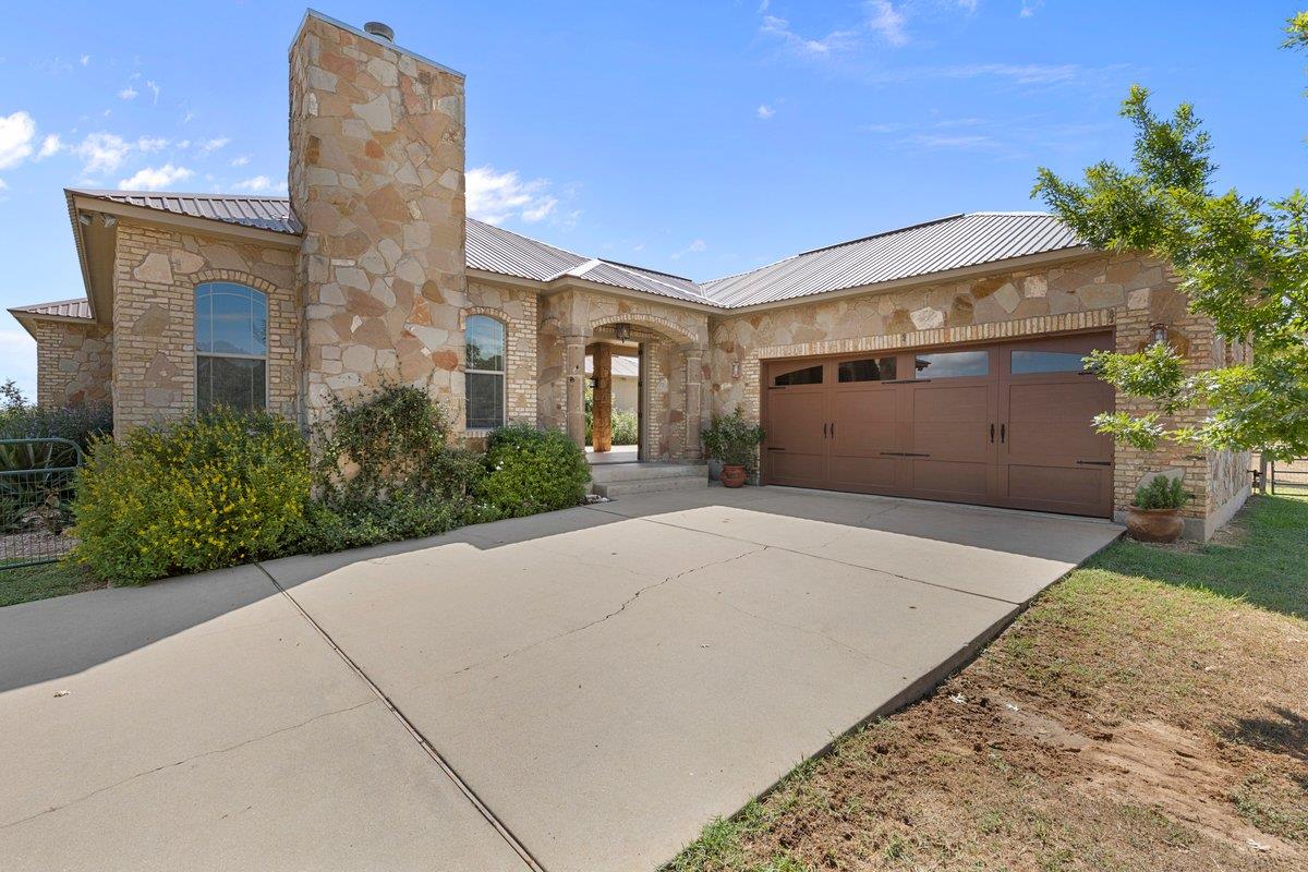 189 Sandy Creek Ranch Dr, Smithville, TX 78957