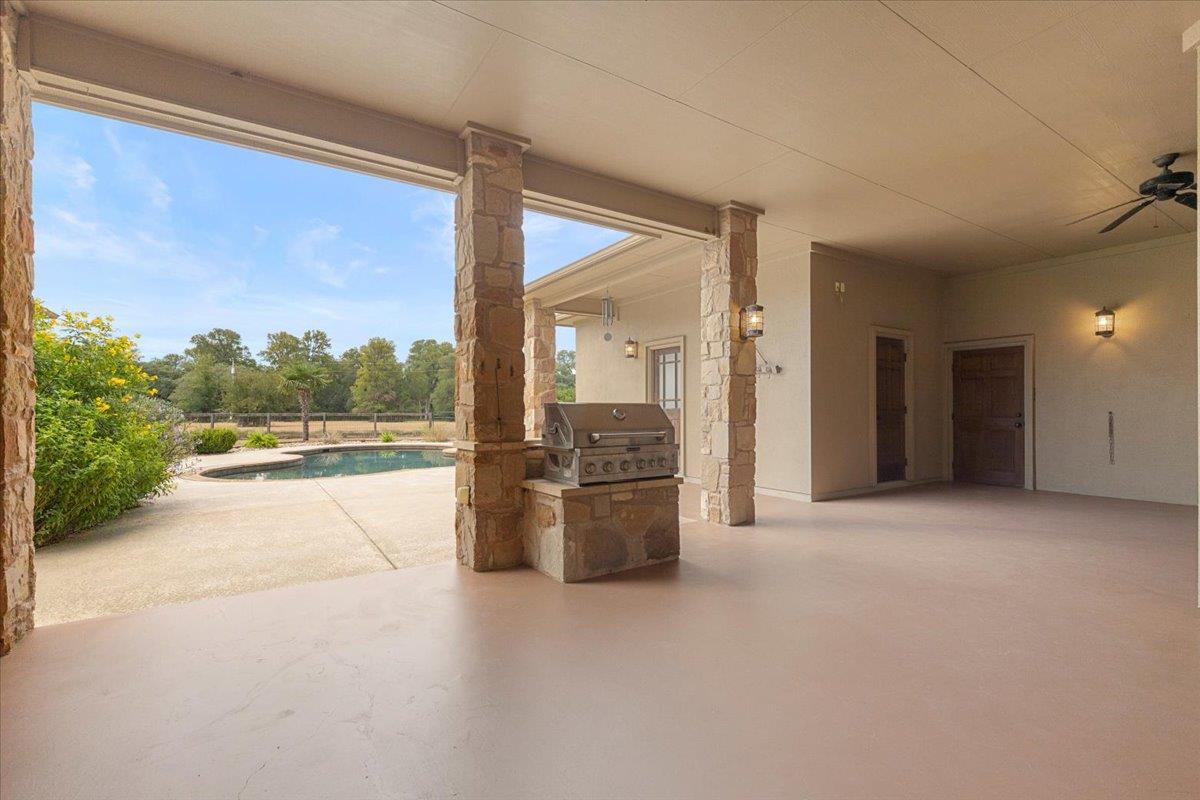 189 Sandy Creek Ranch Dr, Smithville, TX 78957