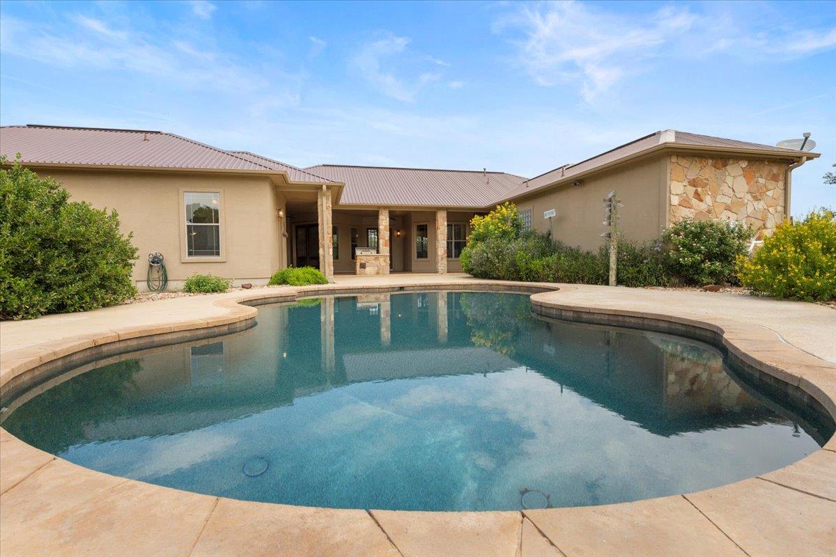 189 Sandy Creek Ranch Dr, Smithville, TX 78957