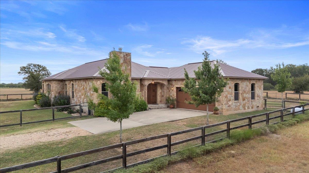 189 Sandy Creek Ranch Dr, Smithville, TX 78957