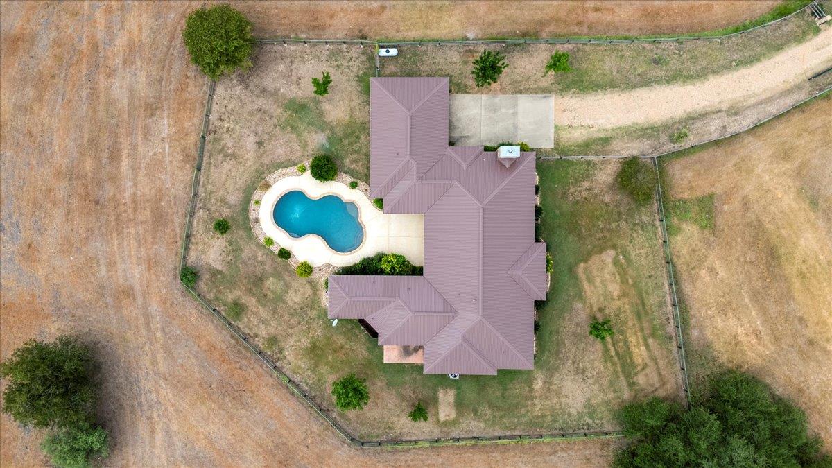 189 Sandy Creek Ranch Dr, Smithville, TX 78957