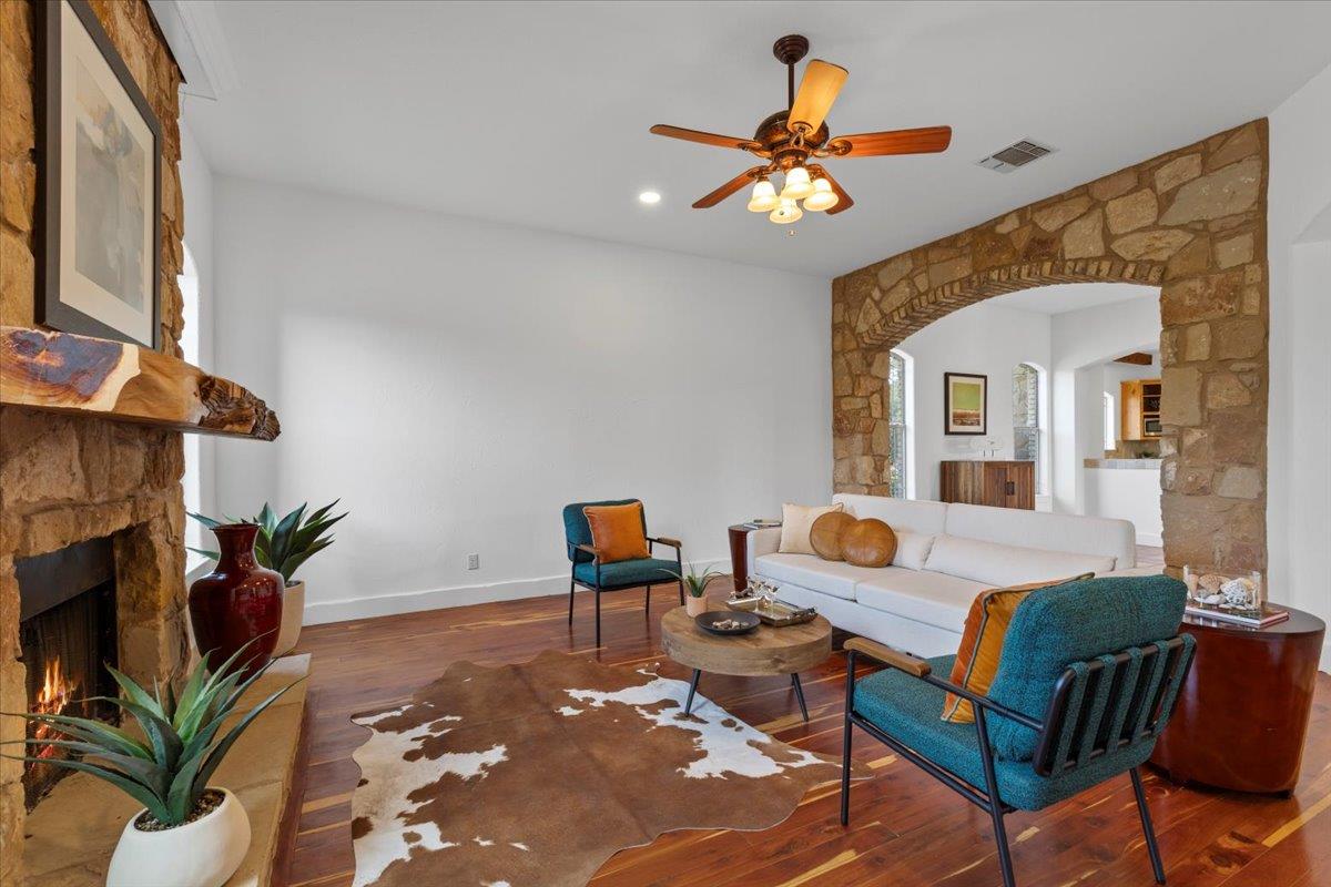 189 Sandy Creek Ranch Dr, Smithville, TX 78957