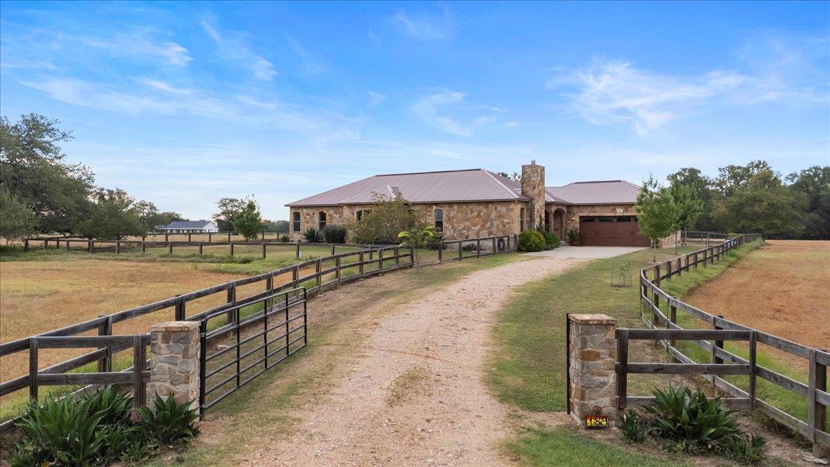 189 Sandy Creek Ranch Dr, Smithville, TX 78957