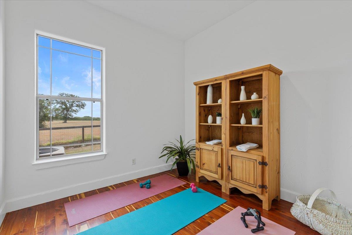 189 Sandy Creek Ranch Dr, Smithville, TX 78957