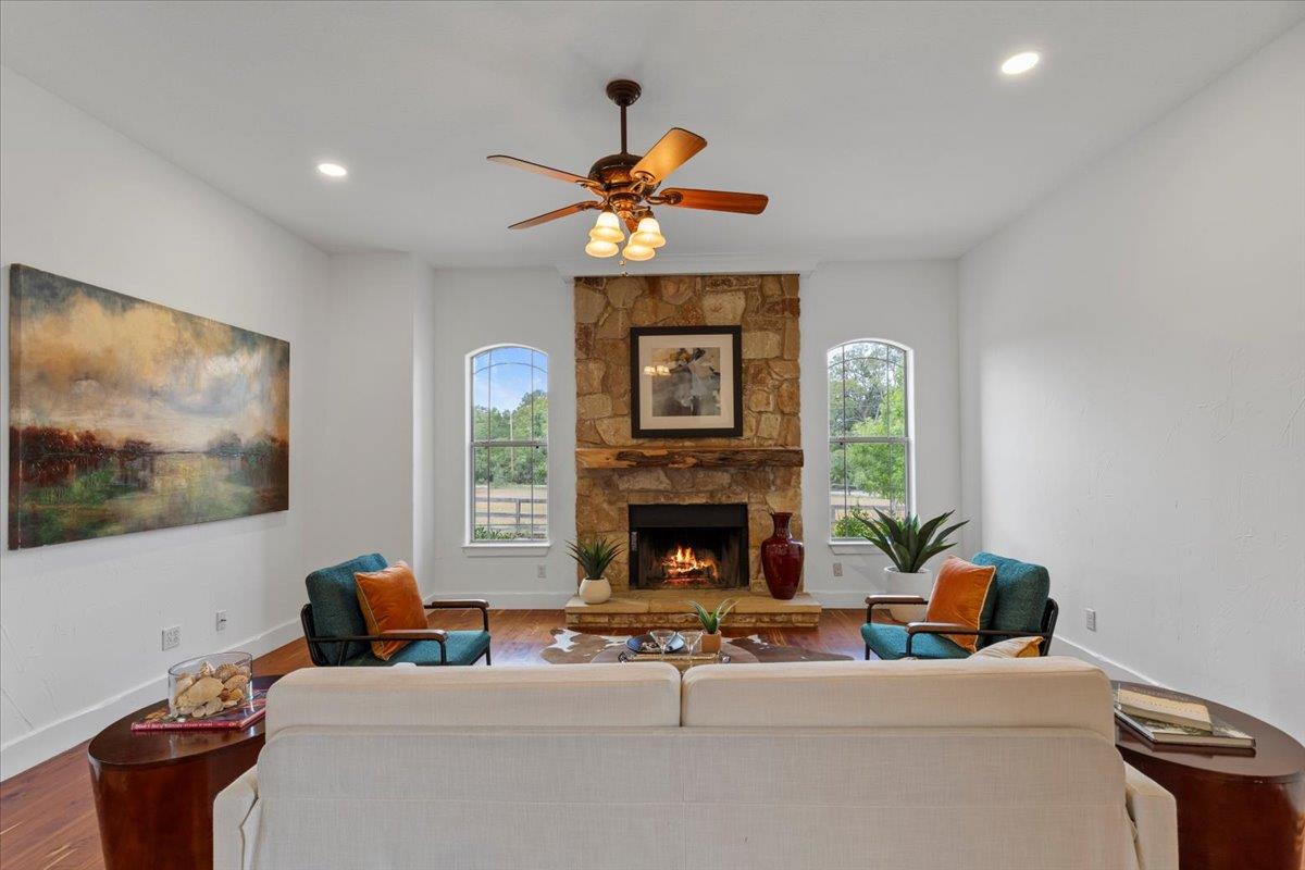 189 Sandy Creek Ranch Dr, Smithville, TX 78957