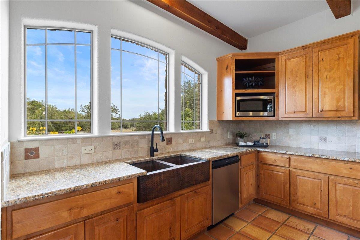 189 Sandy Creek Ranch Dr, Smithville, TX 78957