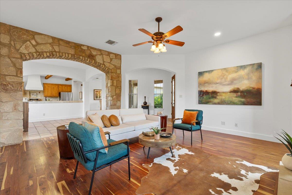 189 Sandy Creek Ranch Dr, Smithville, TX 78957