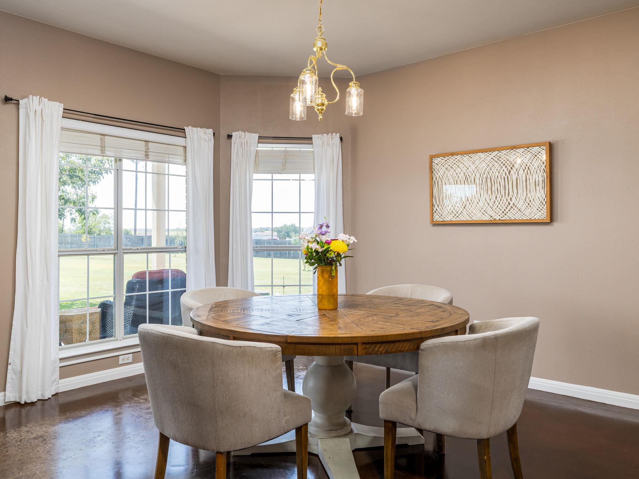 155 Comanche Cir, Hutto, TX 78634