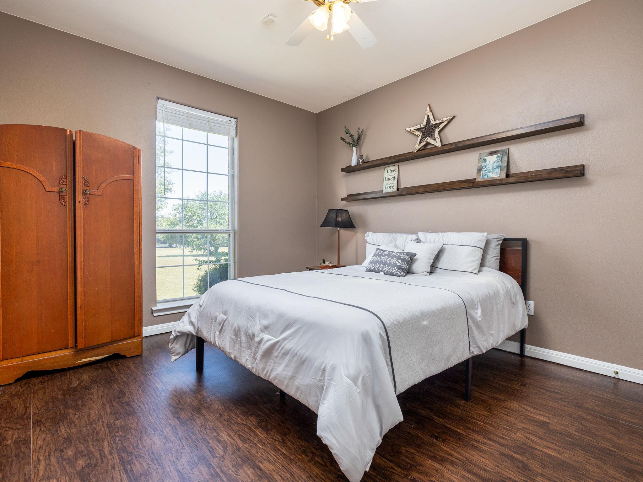 155 Comanche Cir, Hutto, TX 78634