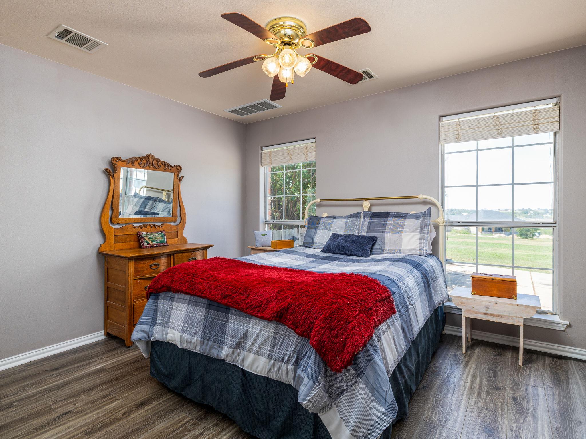 155 Comanche Cir, Hutto, TX 78634