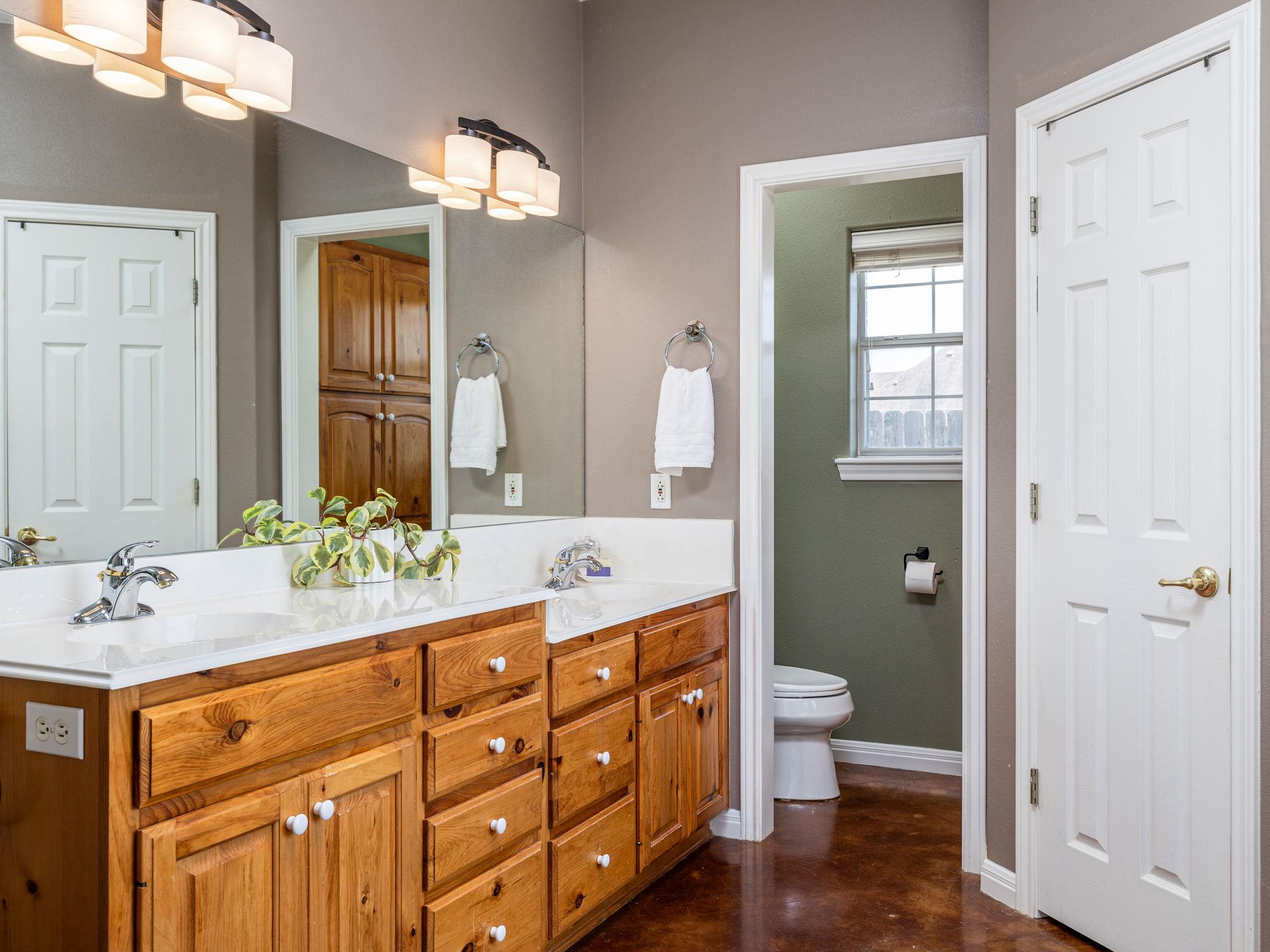 155 Comanche Cir, Hutto, TX 78634