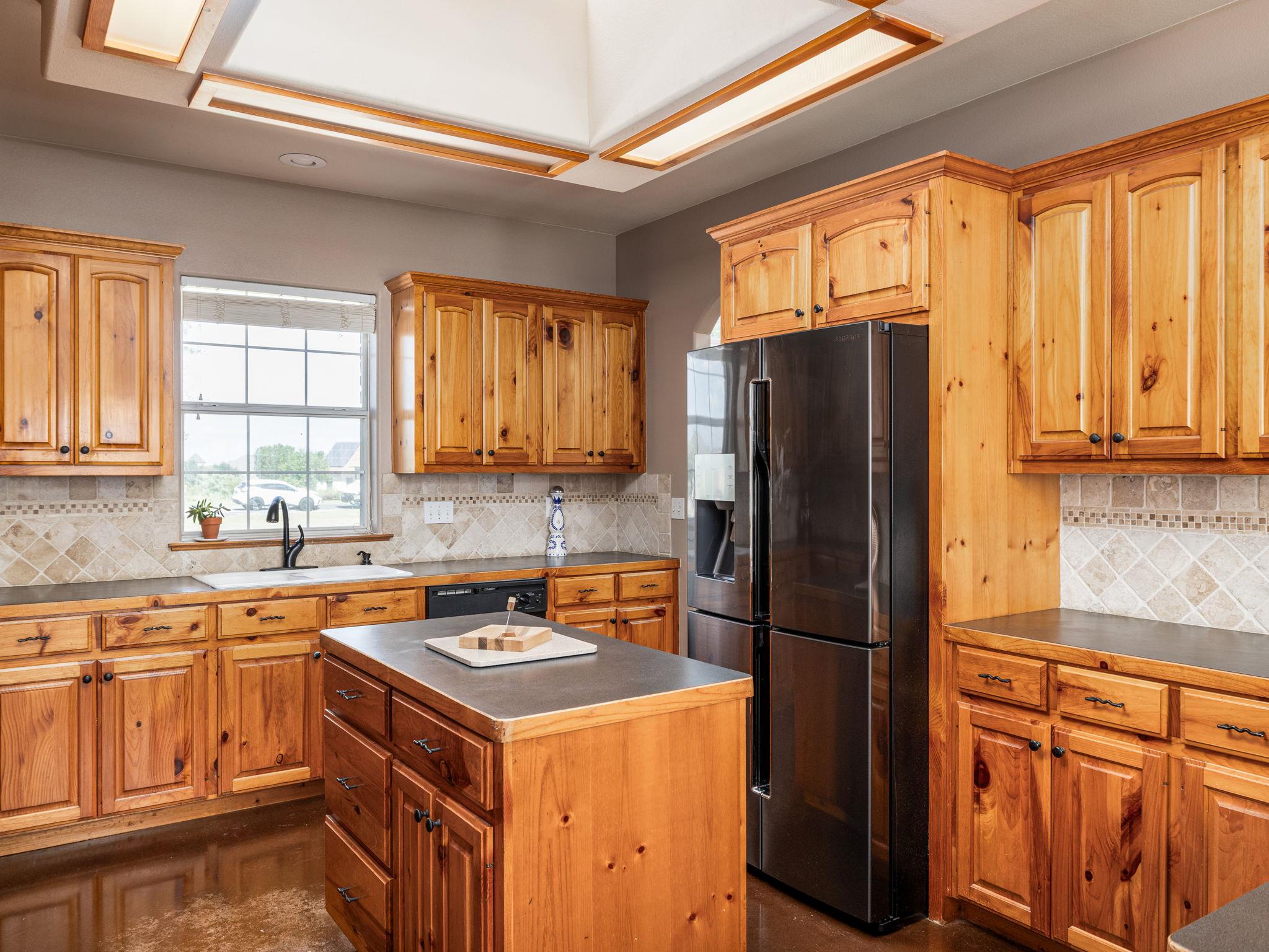 155 Comanche Cir, Hutto, TX 78634