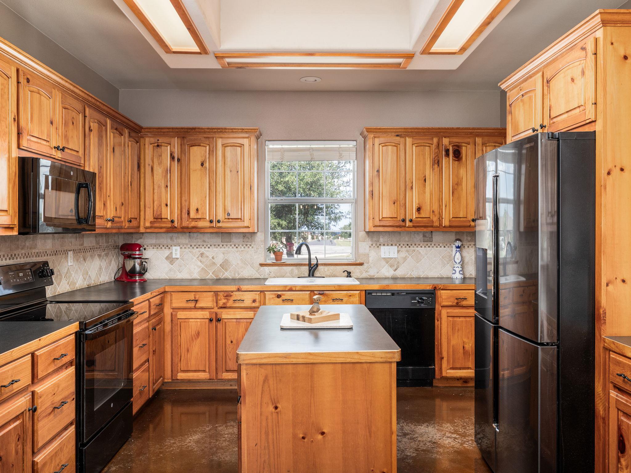 155 Comanche Cir, Hutto, TX 78634