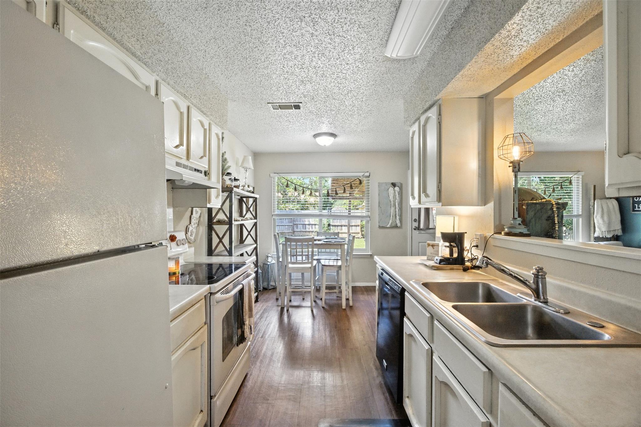 1400 Meadows Dr, Round Rock, TX 78681