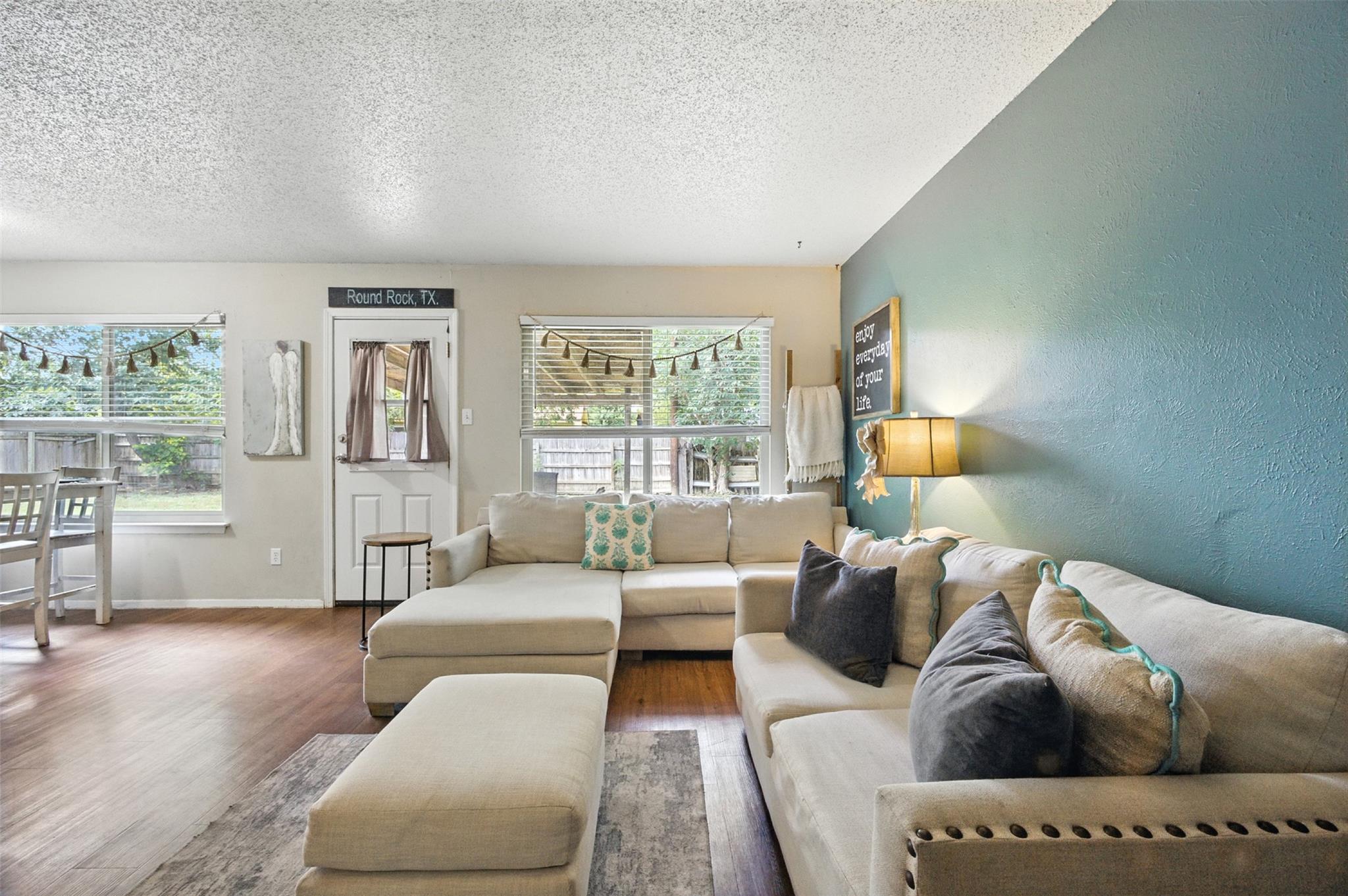 1400 Meadows Dr, Round Rock, TX 78681