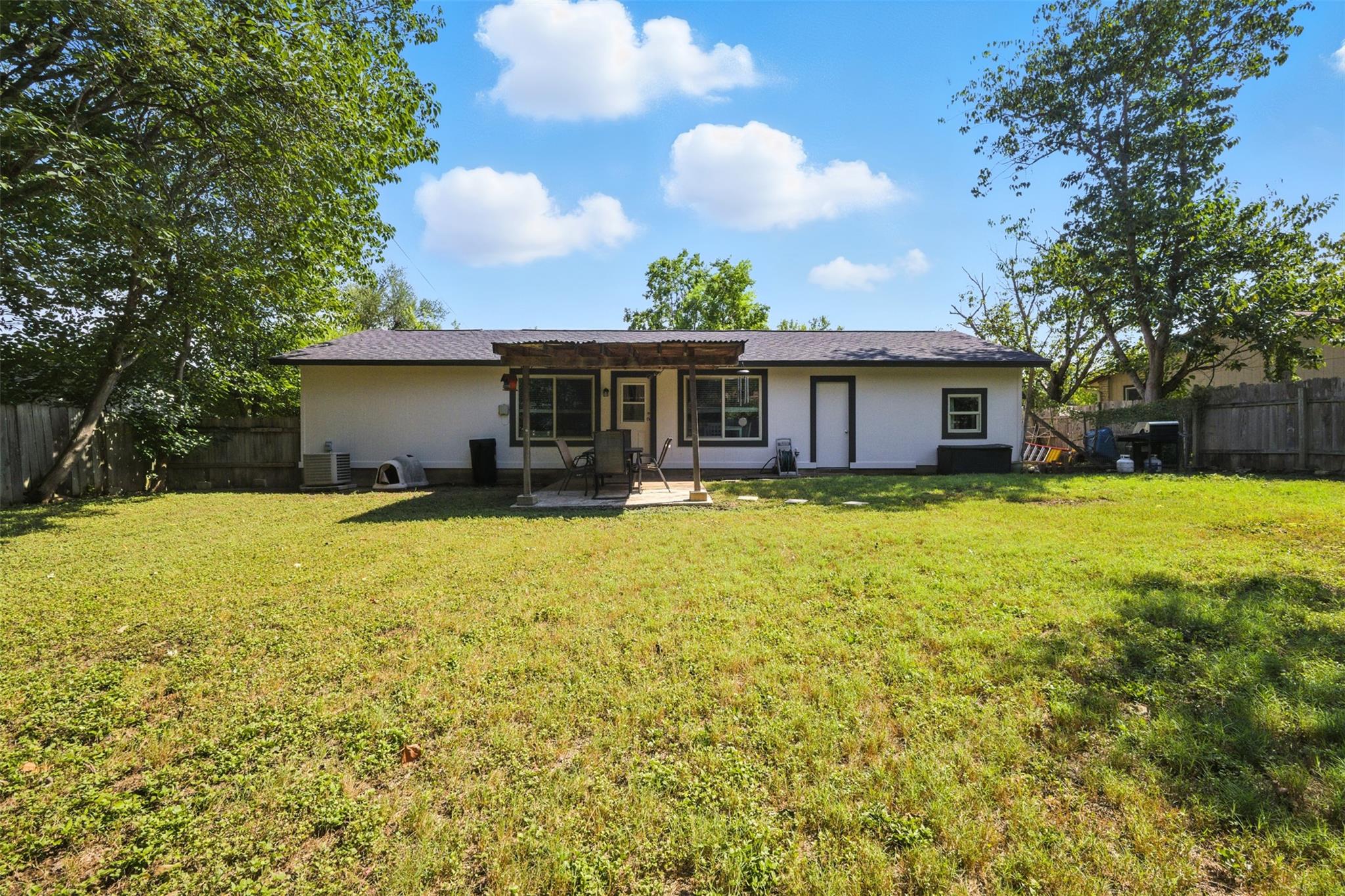 1400 Meadows Dr, Round Rock, TX 78681