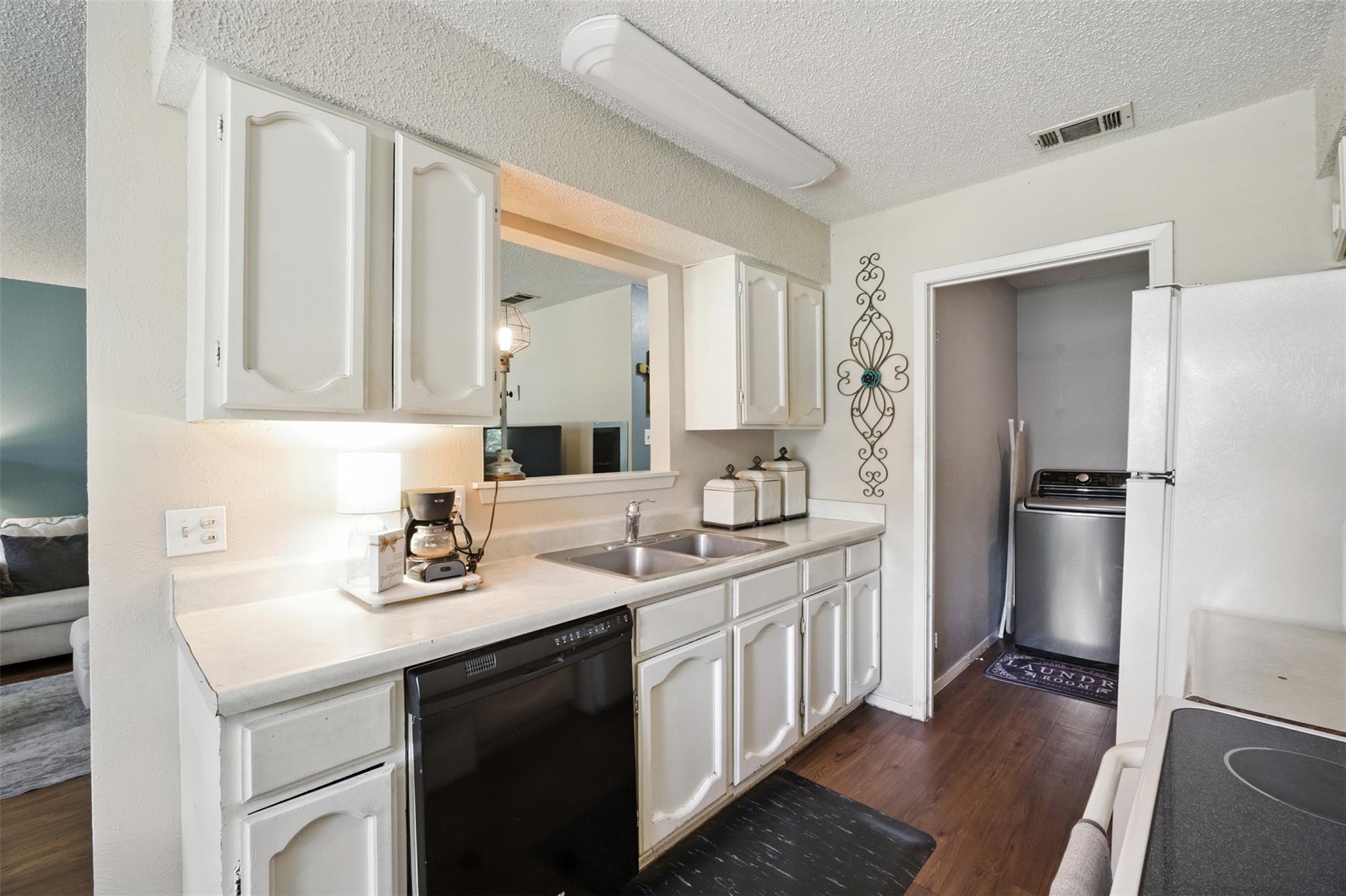 1400 Meadows Dr, Round Rock, TX 78681