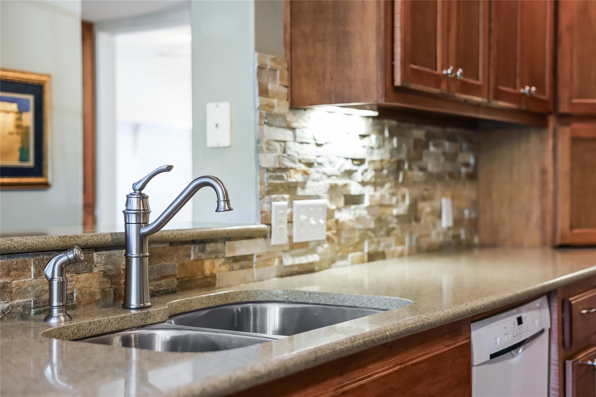 105 Comanche Pt, Point Venture, TX 78645