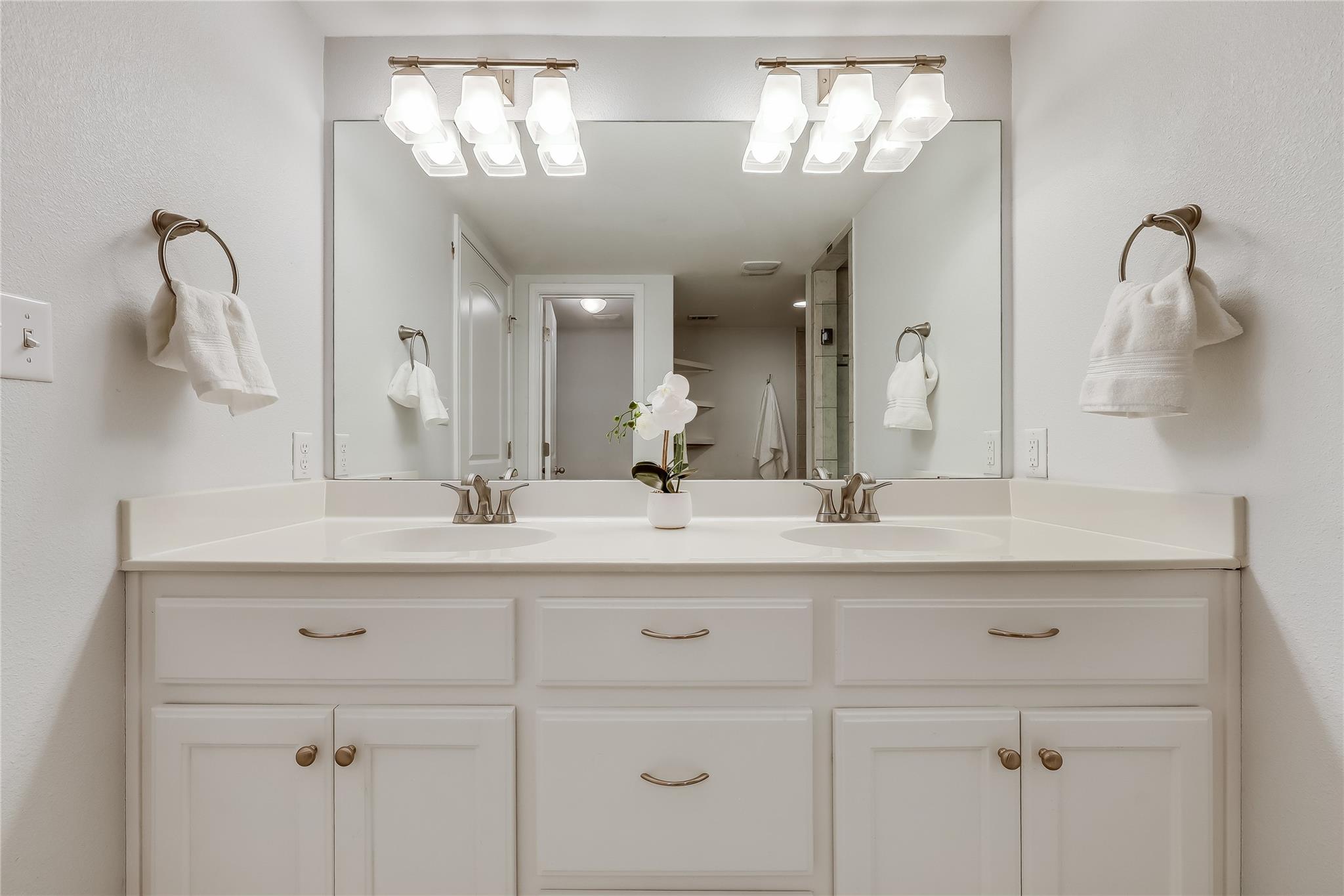 105 Comanche Pt, Point Venture, TX 78645