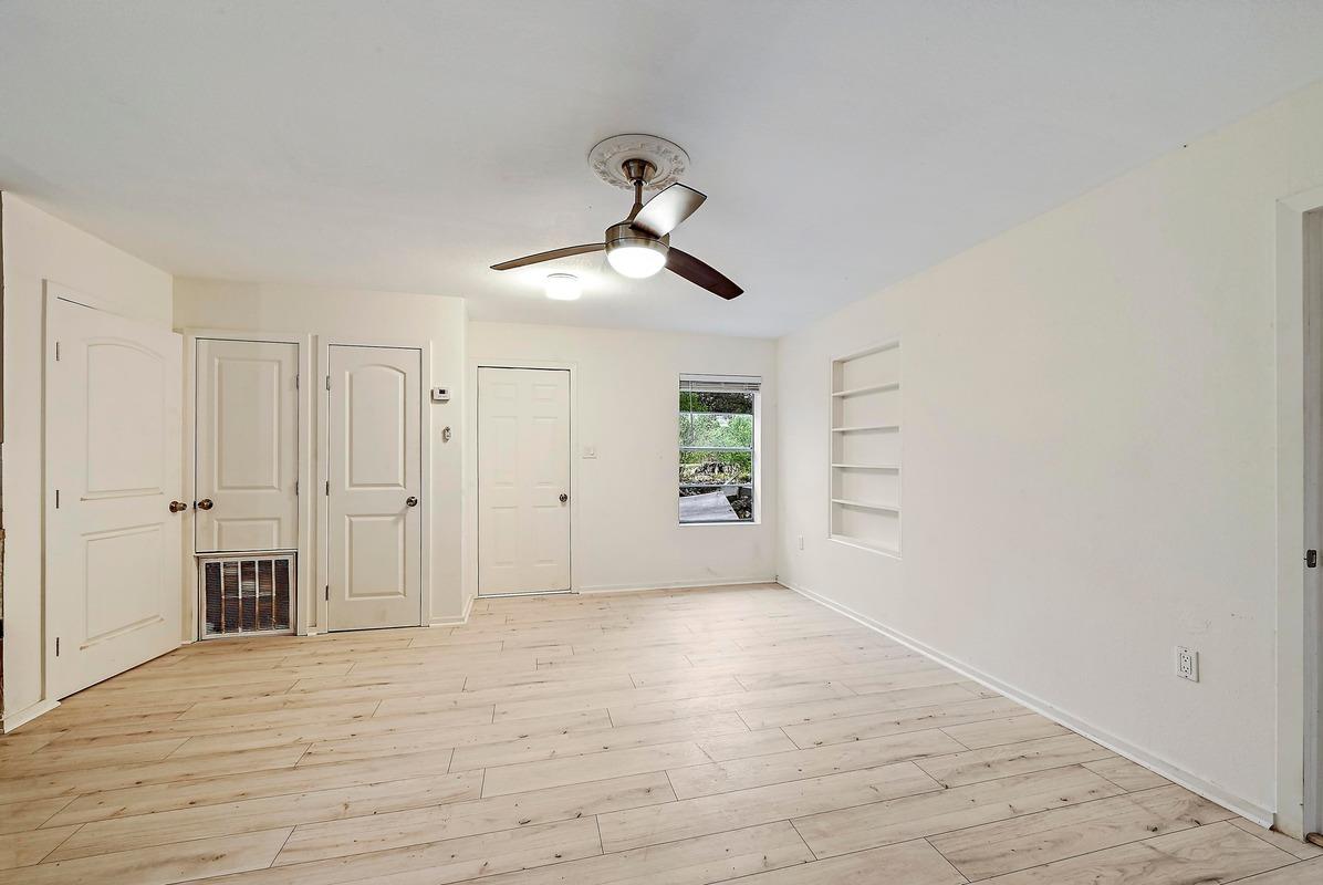 18502 E Lakeview Dr, Jonestown, TX 78645