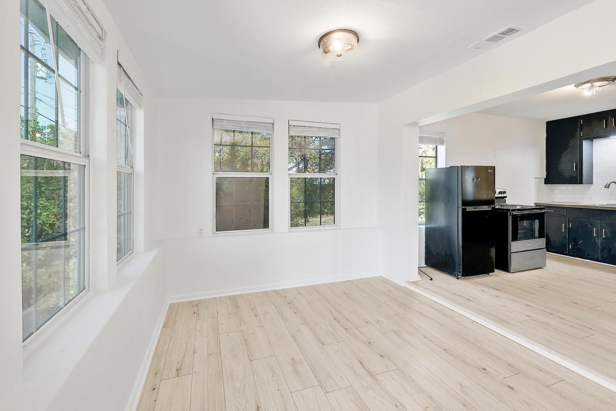 18502 E Lakeview Dr, Jonestown, TX 78645